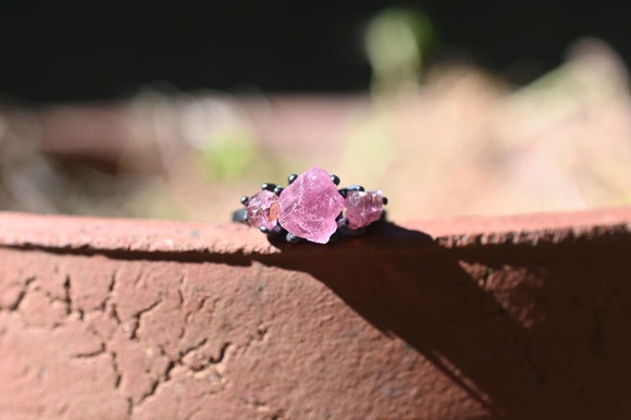 Pink tourmaline ring, size 4, black silver ring, raw stone ring, … - Picture 2 of 10